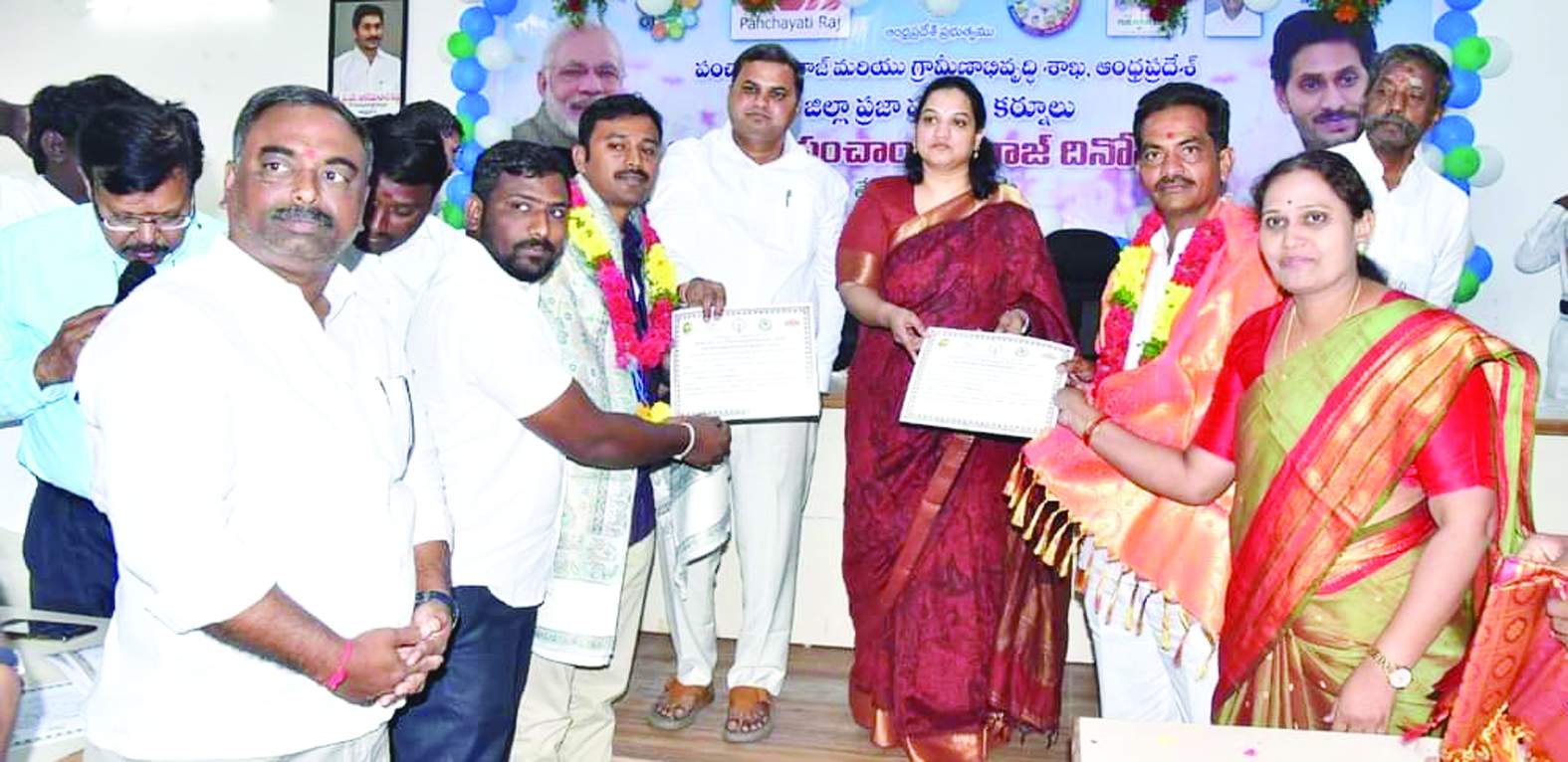 అవార్డును అందుకుంటున్న సర్పంచి ప్రహ్లాద్‌ యాదవ్‌