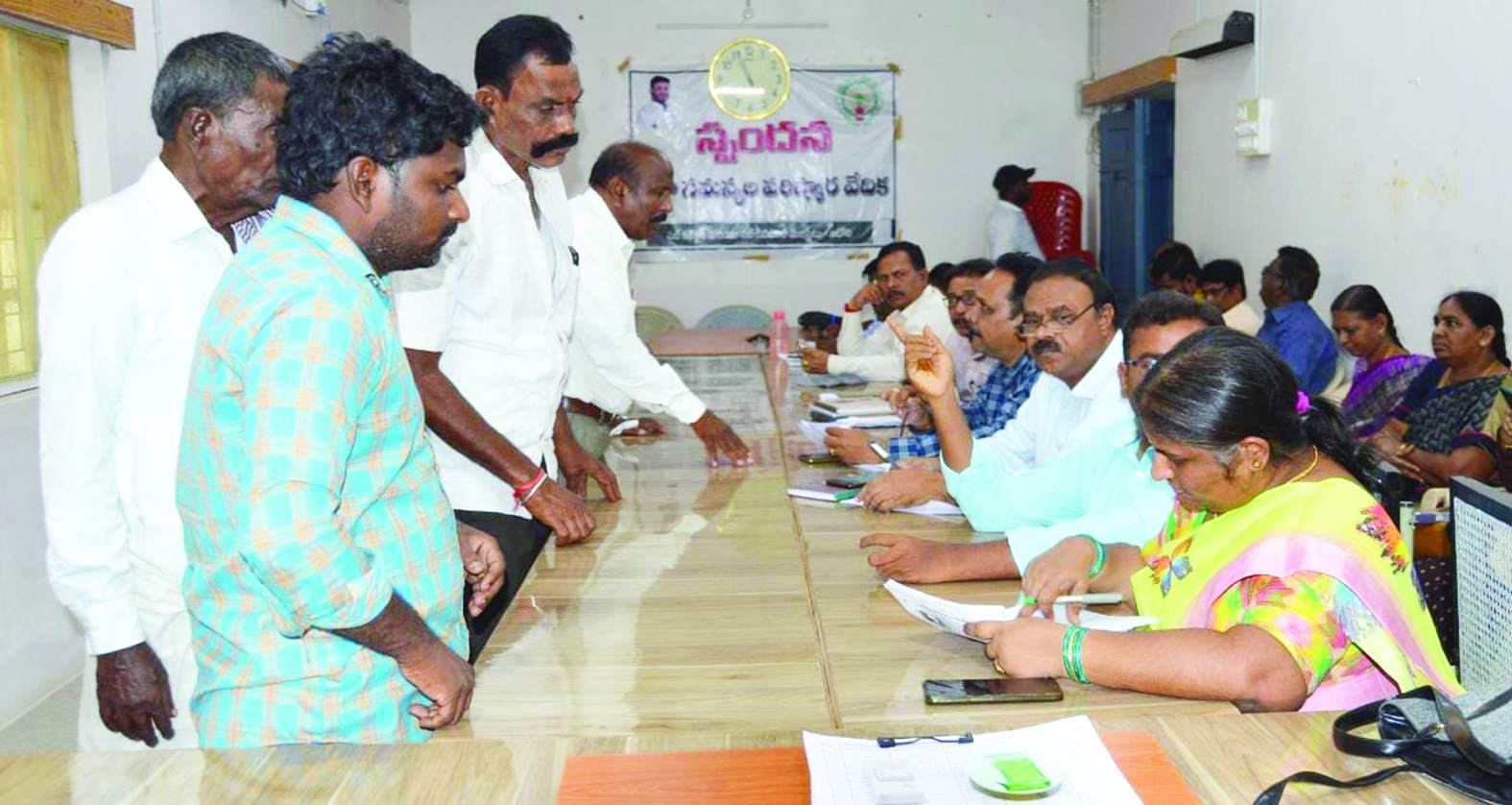 అర్జీలను స్వీకరిస్తున్న అధికారులు