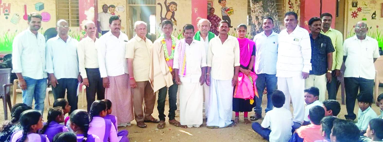 విద్యార్థులను సన్మానిస్తున్న పాఠశాల సిబ్బంది, గ్రామస్తులు