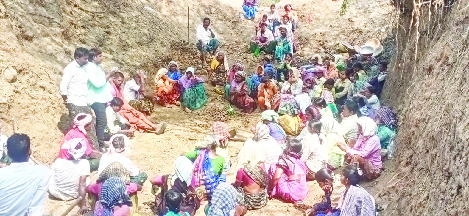 ఉపాధి కూలీలతో మాట్లాడుతున్న వ్యకాస నాయకులు