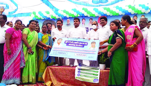 'ఆసరా' చెక్కులు పంపిణీ