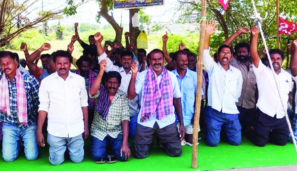 'రసూల్‌ డెకర్‌' వద్ద మోకాళ్లపై ముఠా కార్మికుల నిరసన