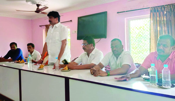 కోతుల సమస్యపై నిలదీత