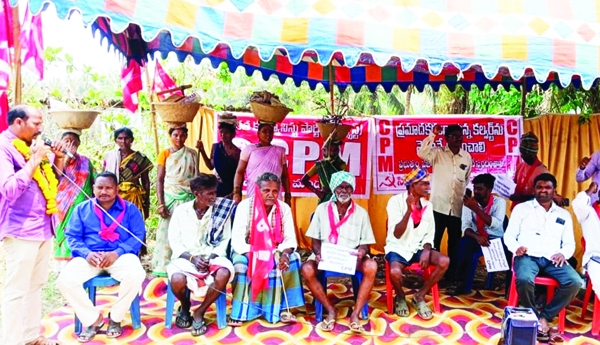 కల్వర్టులను పునర్నిర్మించాలని సిపిఎం నిరాహార దీక్ష