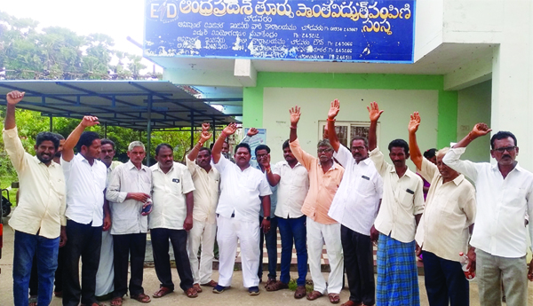 విద్యుత్‌ సరఫరా పునరుద్ధరించాలని రైతుల ఆందోళన