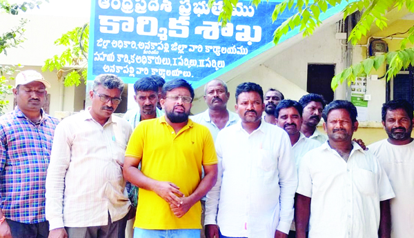 రుషిల్‌ డెకార్‌ ముఠా కార్మికుల సమస్యలపై చర్చలు