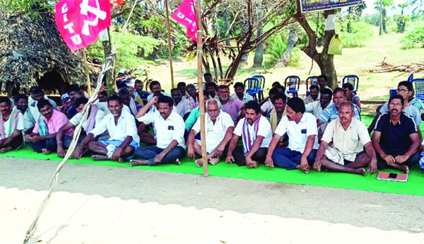 'రసూల్‌ డెకర్‌' ఎదుట కార్మికుల ధర్నా