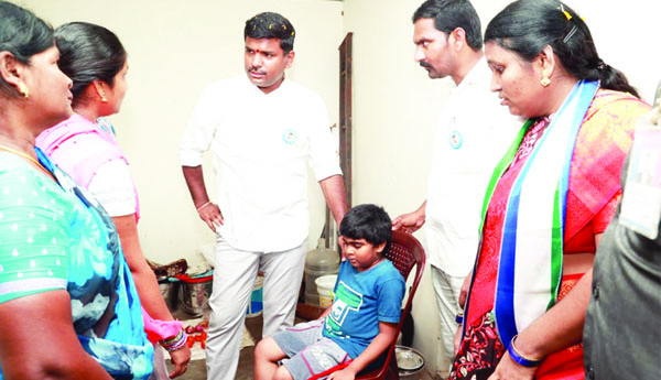  బాలుడి వైద్యం ఖర్చులు ఎంతైనా భరిస్తాం