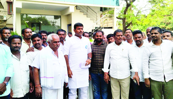 నిర్వాసిత నిరుద్యోగులకు ఉపాధి కల్పించాలి