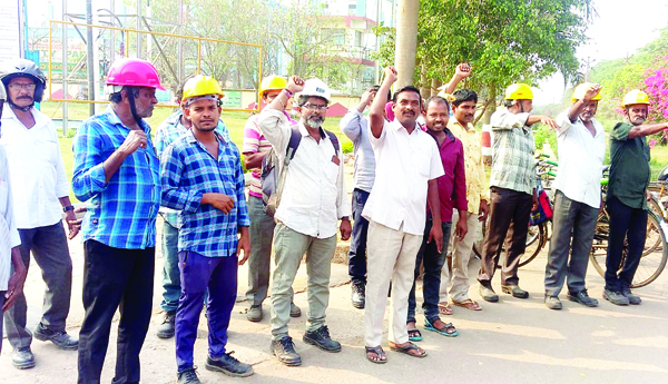 డస్ట్‌ అలవెన్స్‌ పెంచాలని ఎన్‌టిపిసి మెయిన్‌ గేటు వద్ద ధర్నా