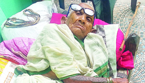  90 ఏళ్ల వృద్ధురాలికి పింఛను కోత