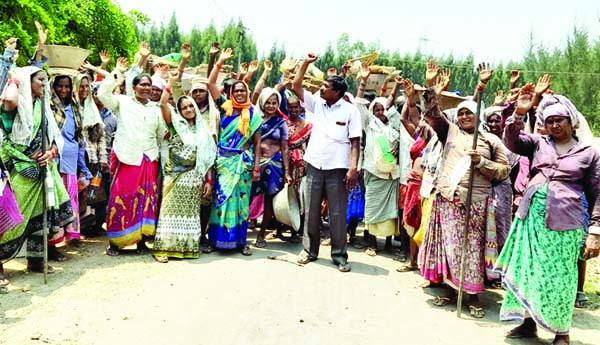 ఉపాధి హామీ కూలీల నిరసన