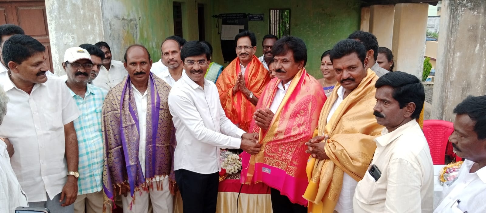 చైర్‌పర్సన్‌కు ఎంఎల్‌ఎ అభినందనలు
