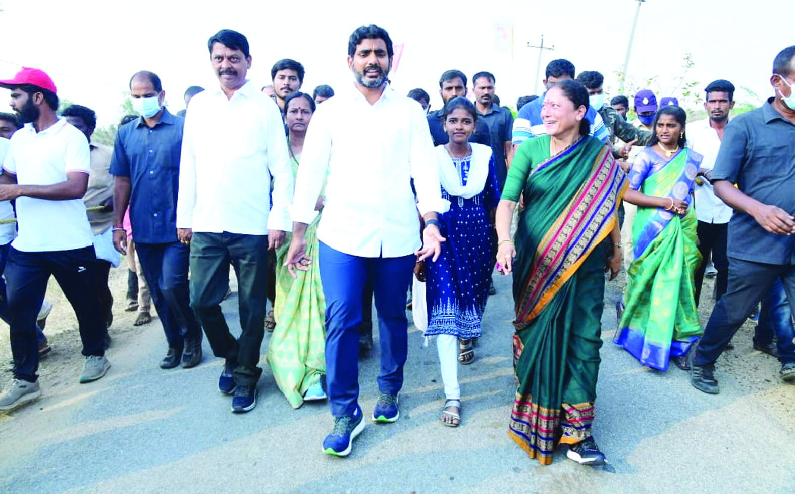 లోకేష్‌తో నడుస్తున్న సుజాతమ్మ