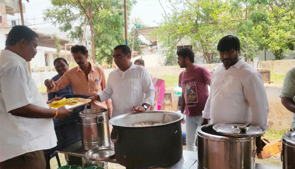 annadanam-in-samarlakota