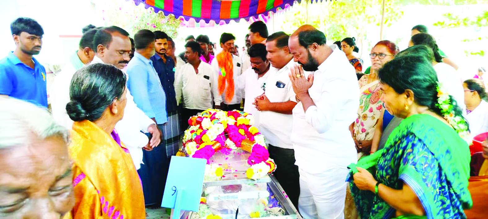 నివాళులర్పిస్తున్న గుమ్మనూరు శ్రీనివాసులు