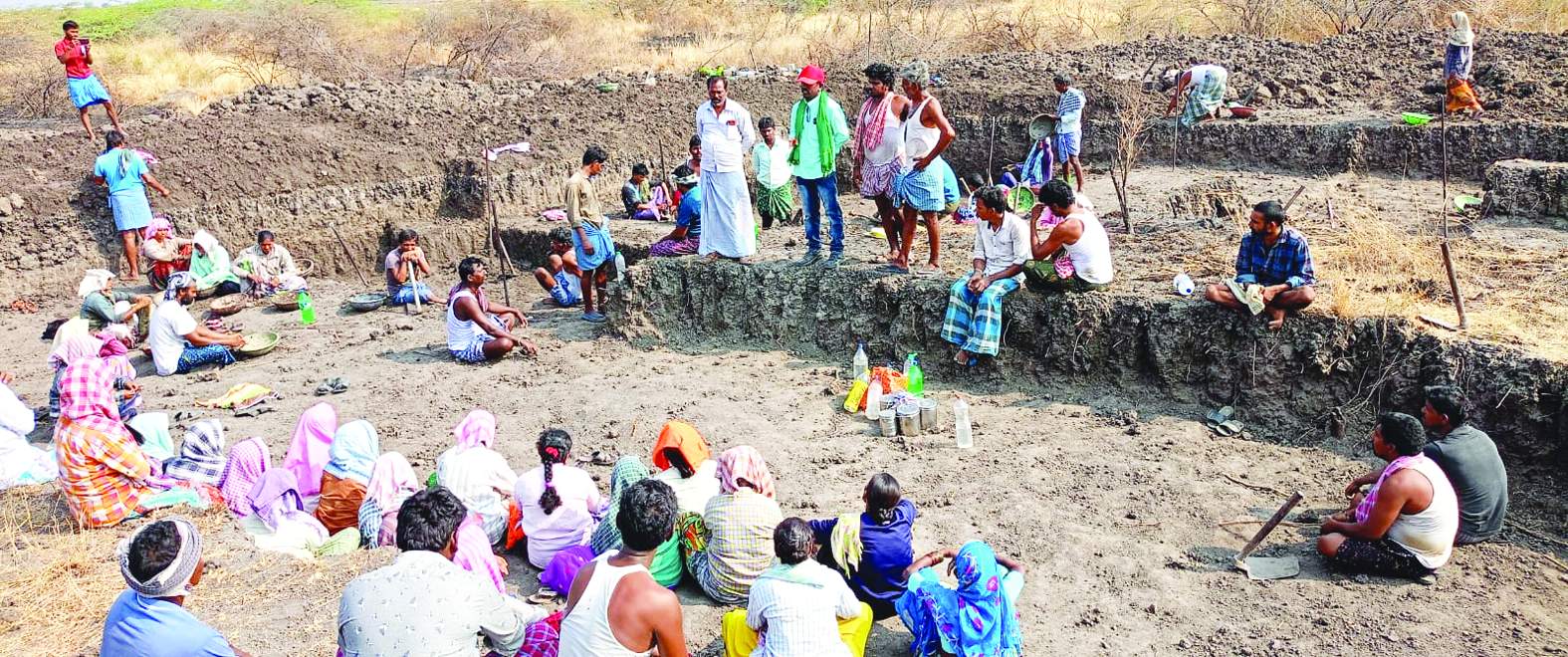 ఉపాధి కూలీలతో మాట్లాడుతున్న వ్యకాస జిల్లా సహాయ కార్యదర్శి బాలకృష్ణ