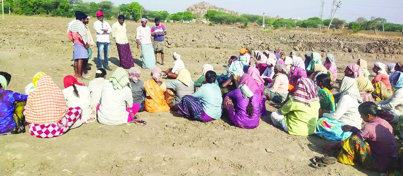 కూలీలతో మాట్లాడుతున్న నాయకులు