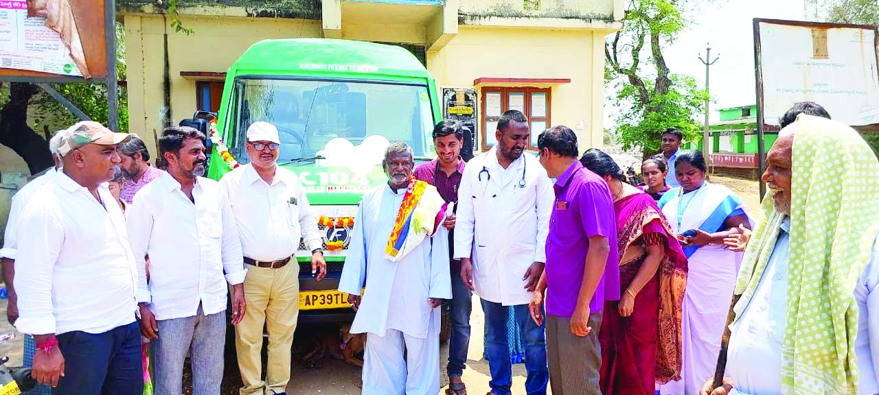 ఆత్మకూరు మండలంలో ఫ్యామిలీ డాక్టర్‌ విధానం కింద 104 వాహనాన్ని ప్రారంభిస్తున్న దృశ్యం (ఫైల్‌)