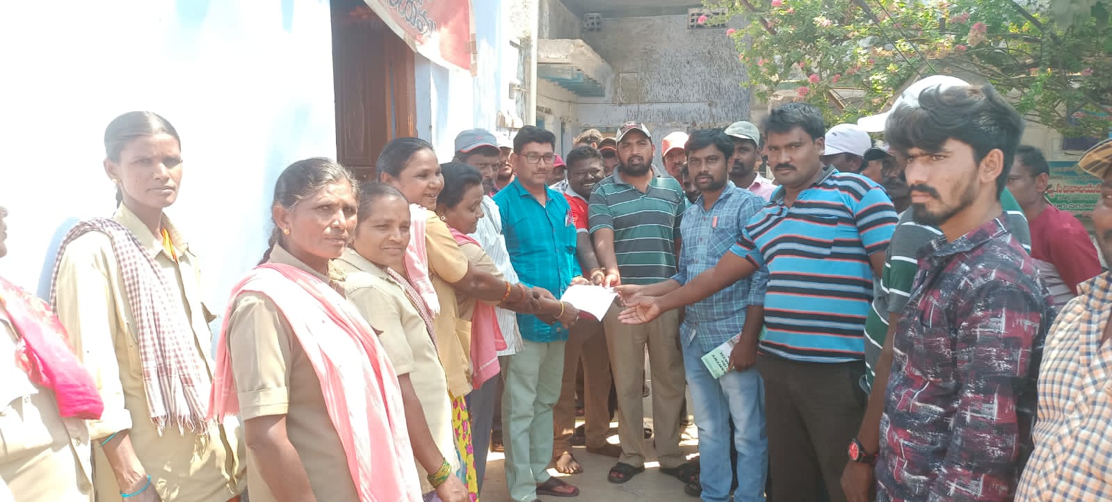 అధికారికి వినతిపత్రం అందిస్తున్న సిఐటియు నాయకులు కార్మికులు