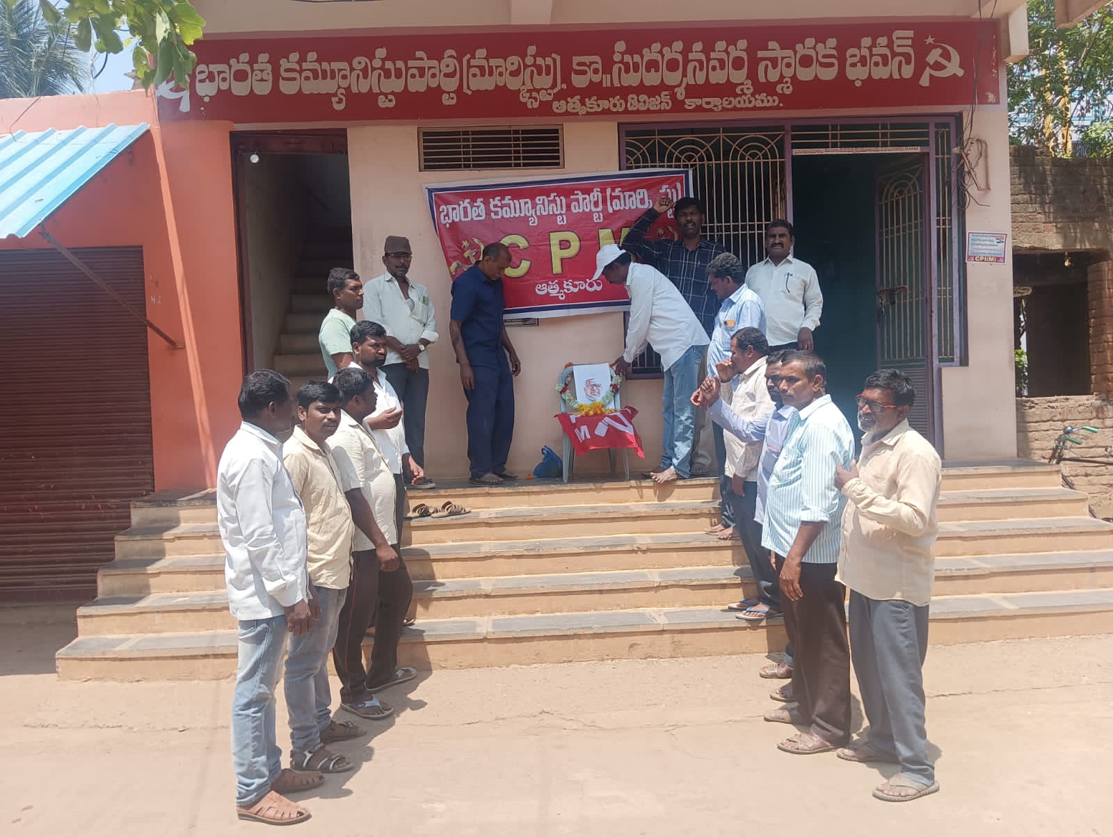 బాబు జగజీవన్ చిత్రపటం వద్ద నివాళులర్పిస్తున్న నాయకులు