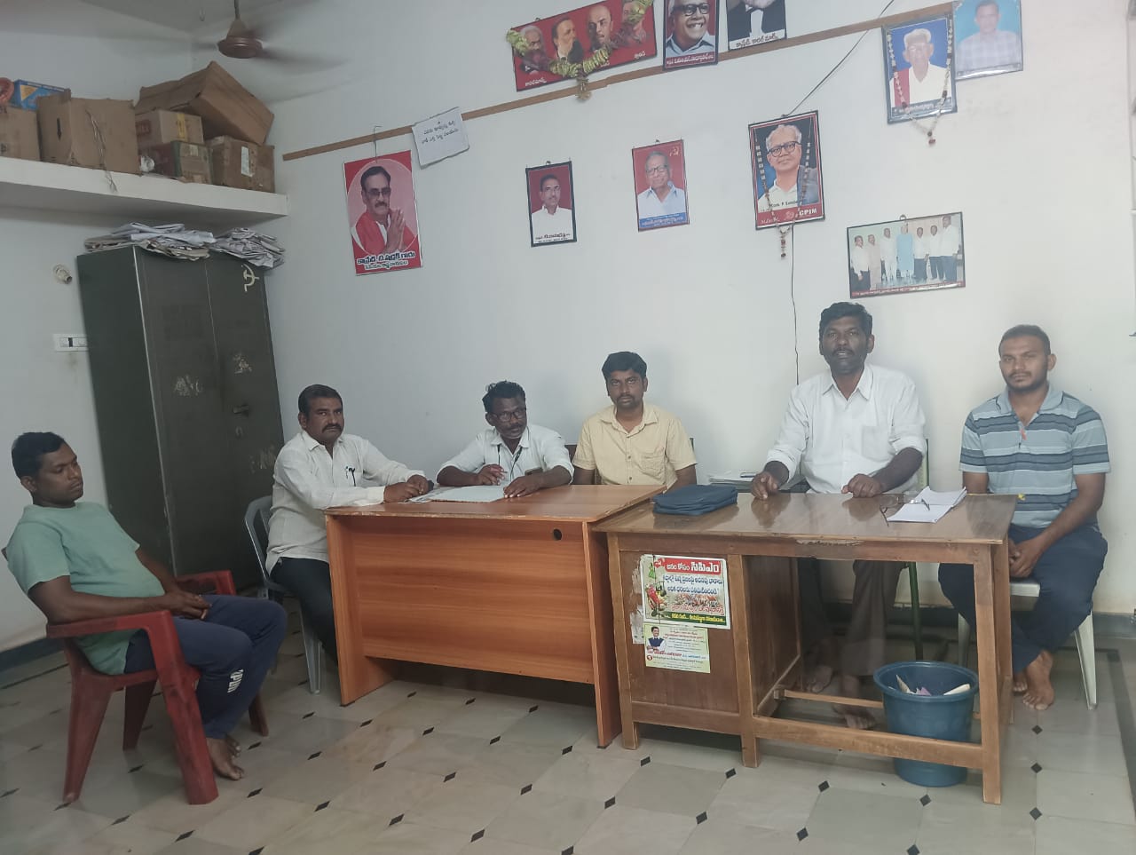 విలేకరుల సమావేశంలో మాట్లాడుతున్న సిపిఎం నాయకులు