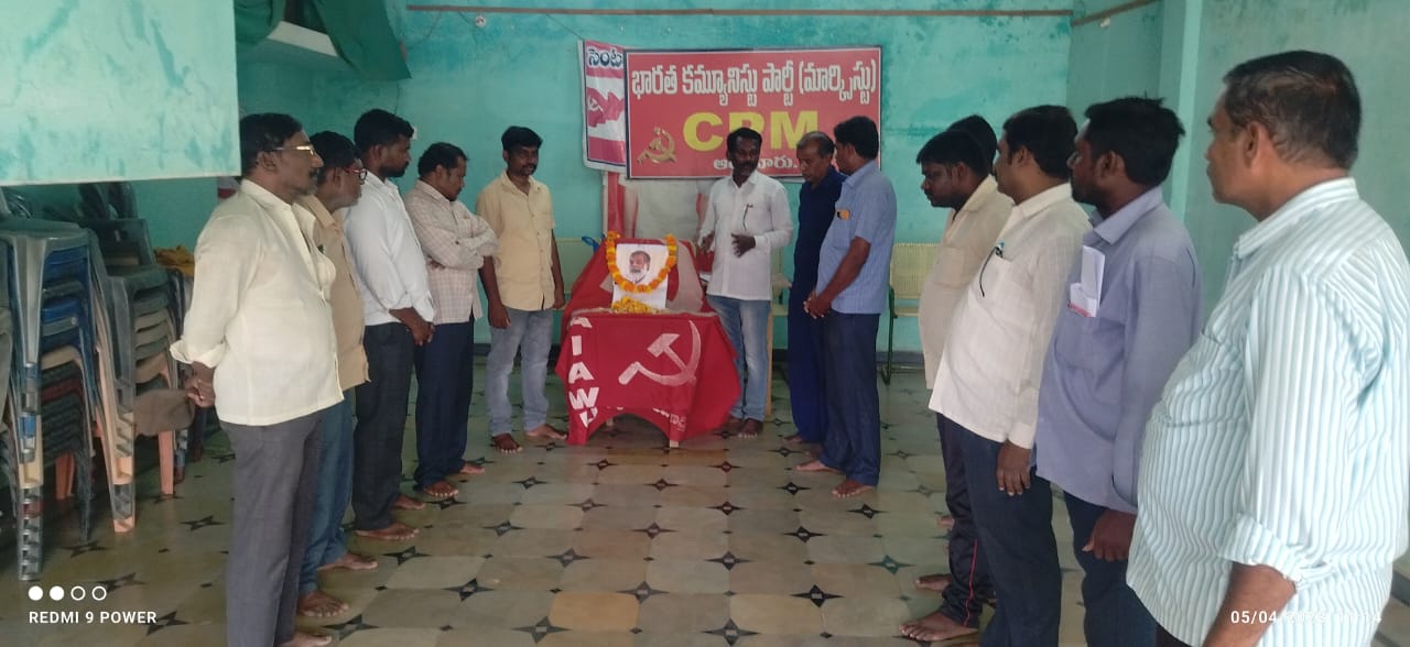 సునీత్ చోప్రా చిత్రపటం వద్ద నివాళులర్పిస్తున్న నాయకులు