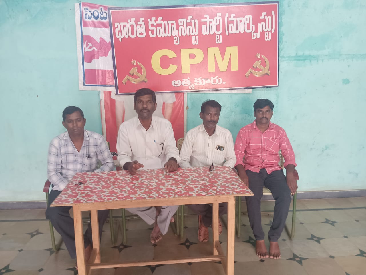 మాట్లాడుతున్న సిపిఎం నాయకులు