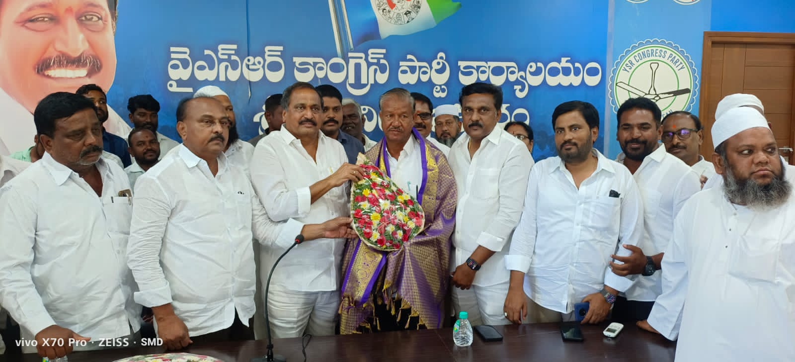 పట్టణ అధ్యక్షుడు సయ్యద్‌ మీ రును సన్మానిస్తున్న ఎమ్మెల్యే శిల్పా చక్రపాణి రెడ్డి