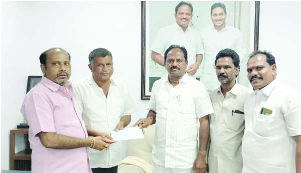 సిఎం సహాయ నిధి చెక్కు పంపిణీ