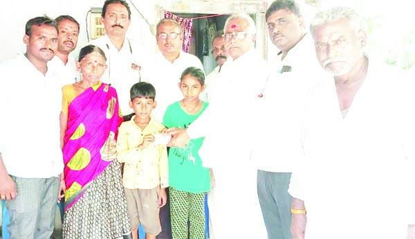 బాధిత కుటుంబానికి ఆర్థికసాయం