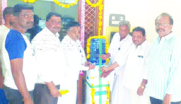 నీటిశుద్ధి యంత్రం బహూకరణ