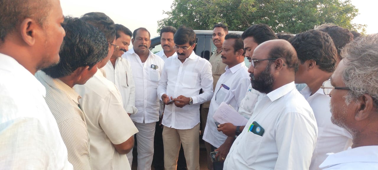 నీరందించేలా అధికారులు చర్యలు చేపట్టాలి