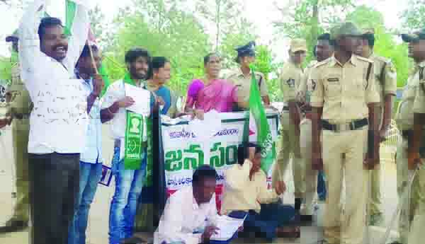 ఎమ్మెల్యే ఫాల్గుణకు నిరసన సెగ