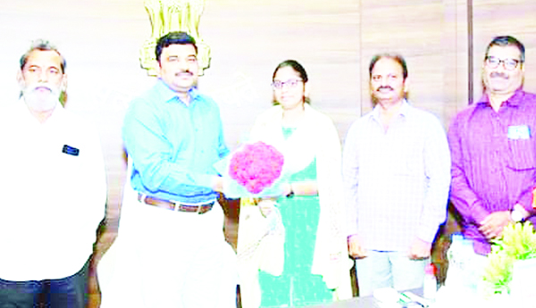 విద్యార్థినికి కలెక్టర్‌ అభినందనలు