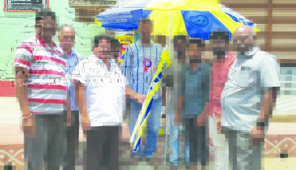 చేతివృత్తుల వారికి గొడుగులు పంపిణీ