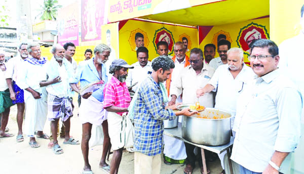 దాతల సహకారంతో భోజనం