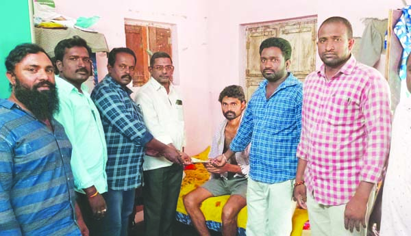 తాపీ కార్మికుడికి ఫ్రెండ్స్‌ యూత్‌ సాయం