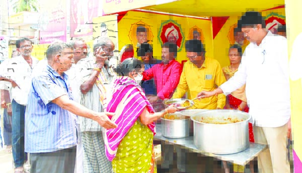 బాపట్లలో అన్నదానం