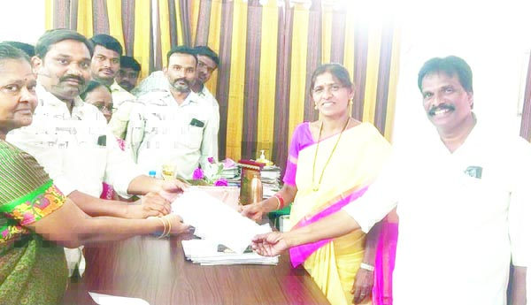 స్టాఫ్‌ నర్సుల సమస్యలు పరిష్కరించాలి