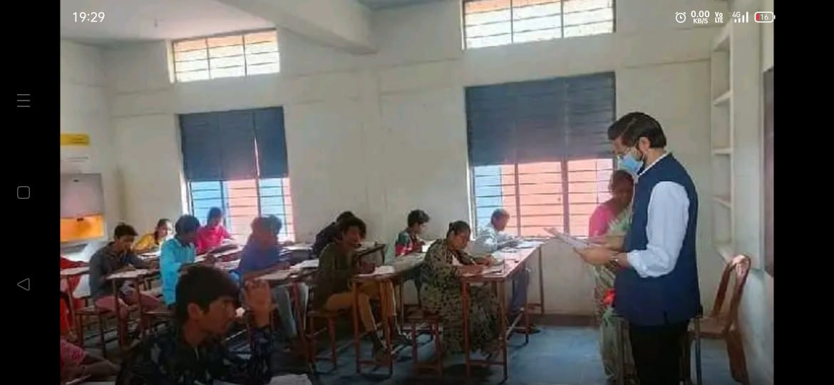 బేతంచెర్లలో పరీక్షా కేంద్రాన్ని తనిఖీ చేస్తున్న కలెక్టర్‌