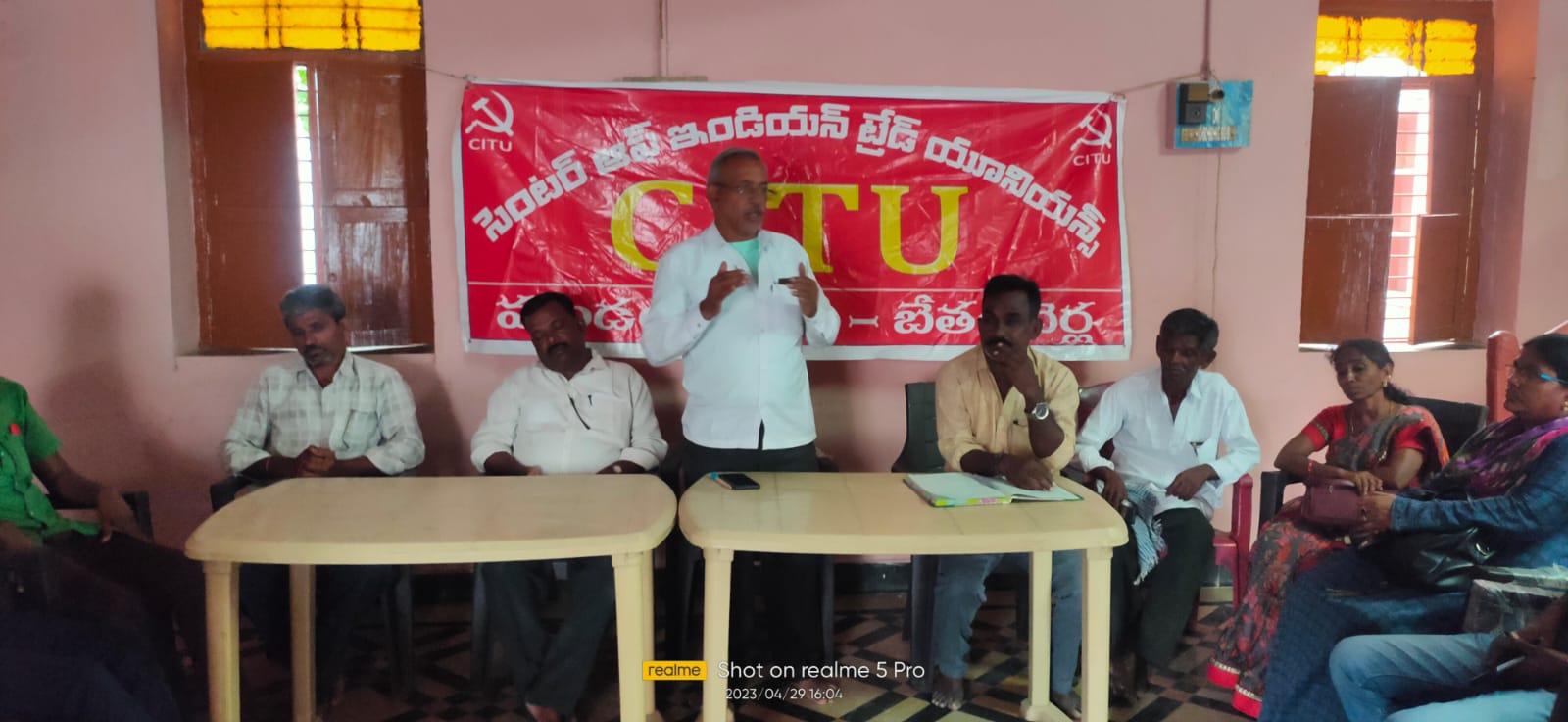 మాట్లాడుతున్న సిఐటియు నాయకులు