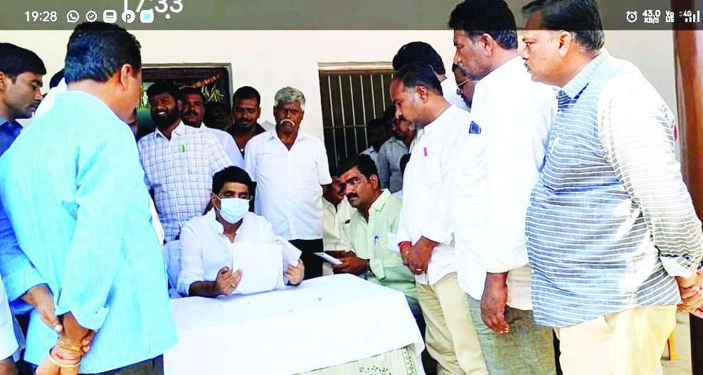 సమస్యలు పరిష్కరించాలని రాష్ట్ర ఆర్థిక శాఖ మంత్రి బుగ్గన రాజేంద్రనాథ్‌ రెడ్డికి వినతిపత్రం అందజేస్తున్న లారీ ఓనర్స్‌ వెల్ఫేర్‌ అసోసియేషన్‌ ప్రతినిధులు