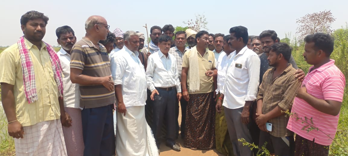 రైతులతో మాట్లాడుతున్న అధికారులు