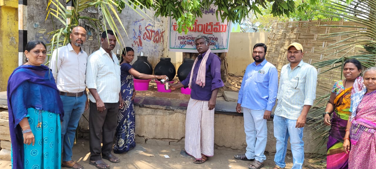 చలివేంద్రంలో నీళ్లు పోస్తున్న సర్పంచ్‌ శ్వేతకుమారి