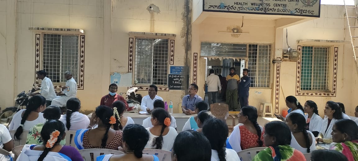 సమావేశంలో మాట్లాడుతున్న డి ఎం అండ్‌ హెచ్‌ ఓ