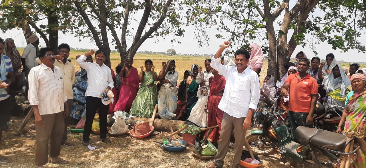 ఉపాధి హామీ పనుల వద్ద నిరసన వ్యక్తం చేస్తున్న కూలీలు