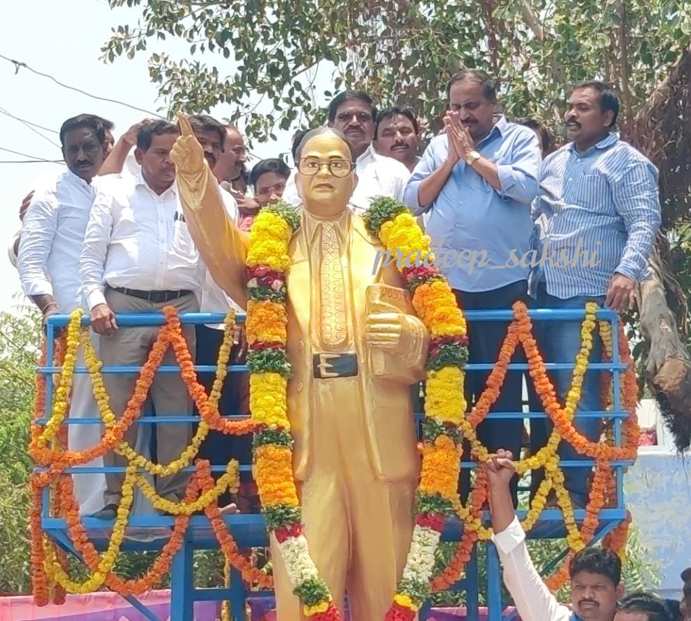 అంబేద్కర్‌ విగ్రహాన్ని ఆవిష్కరిస్తున్న ఎస్‌సి చైర్మన్‌, ఎంపీ, ఎమ్మెల్యే తదితరులు