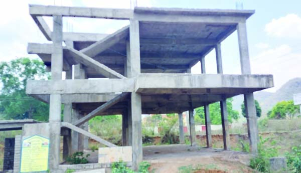  నిలిచిన ..సచివాలయ భవనం పనులు