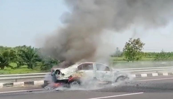 Burnt-car-with-short-circuit